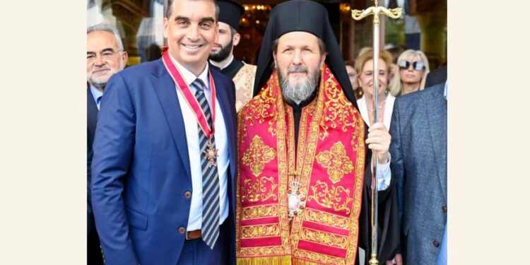 kwnstantatos-i-vraveysi-toy-dimarhoy-ellinikoy-argyroypolis-apo-ton-mitropoliti-antwnio-gia-tin-prosfora-toy-brahaminewsgr-750x375-1.jpg