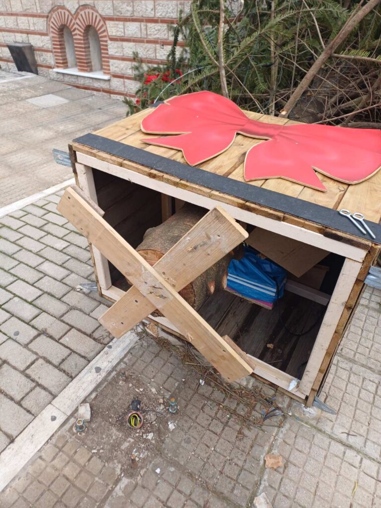 minysi-kata-agnwstwn-katatethike-apo-to-dimo-agioy-dimitrioy-gia-doliofthores-kai-vandalismoys-se-hristoygenniatikes-kataskeyes-brahaminewsgr.jpg